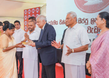 கொழும்பில் அடுக்குமாடி குடியிருப்புக்களிலுள்ள இரண்டு இலட்சத்து ஐம்பதாயிரம் பேருக்கு வீட்டு உரிமை