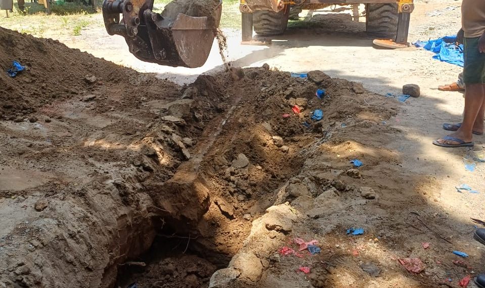 யாழ்ப்பாணத்தில் நிலத்தின் கீழ் புதைக்கப்பட்டிருந்த வெடிபொருட்கள் மீட்பு