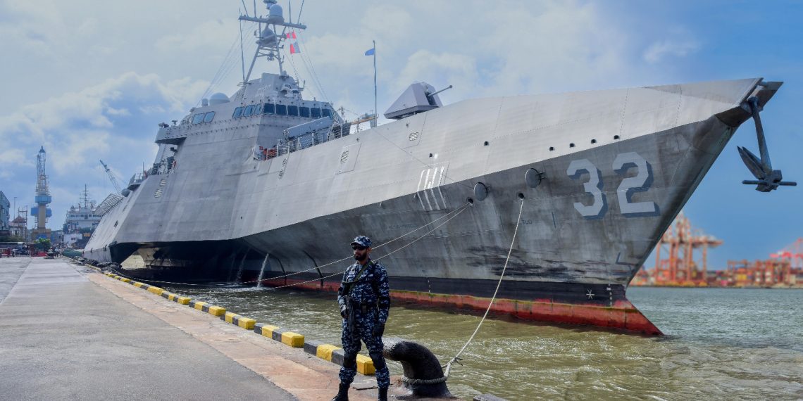 அமெரிக்காவின் USS Santa Barbara கப்பல்  இலங்கையில்