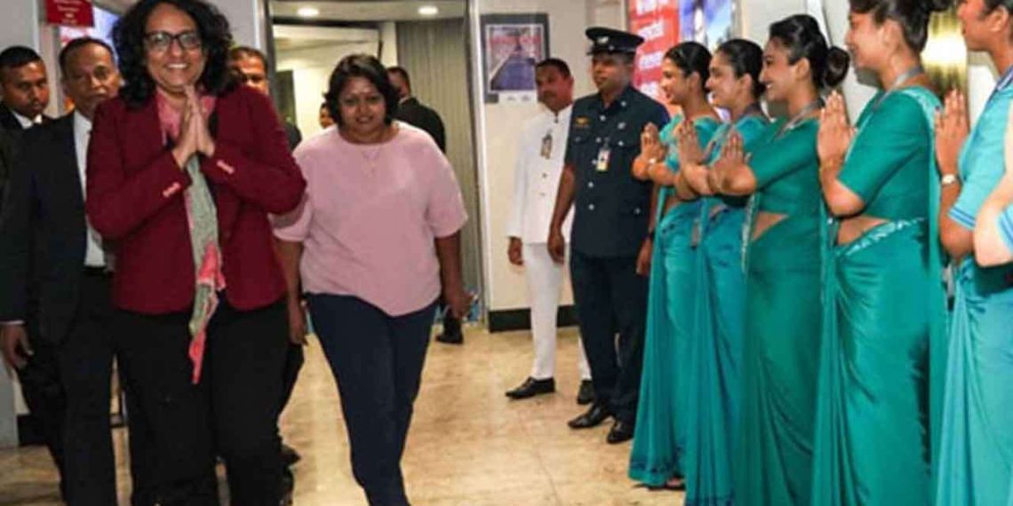 இந்தியா பயணமானார் பிரதமர் ஹரினி