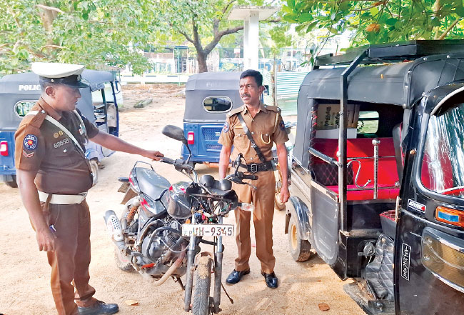 மோட்டார் சைக்கிளில் தலைக்கவசம் அணியாமல் பயணித்த மாணவர்கள் விபத்து