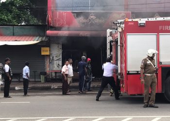 தலவத்துகொடயில் ஹொட்டெலில் தீ விபத்து. மூவர் வைத்தியசாலையில்