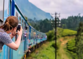 செல்பி எடுக்க முயன்ற வெளிநாட்டு யுவதி ரயிலில் இருந்து விழுந்து படுகாயம்!