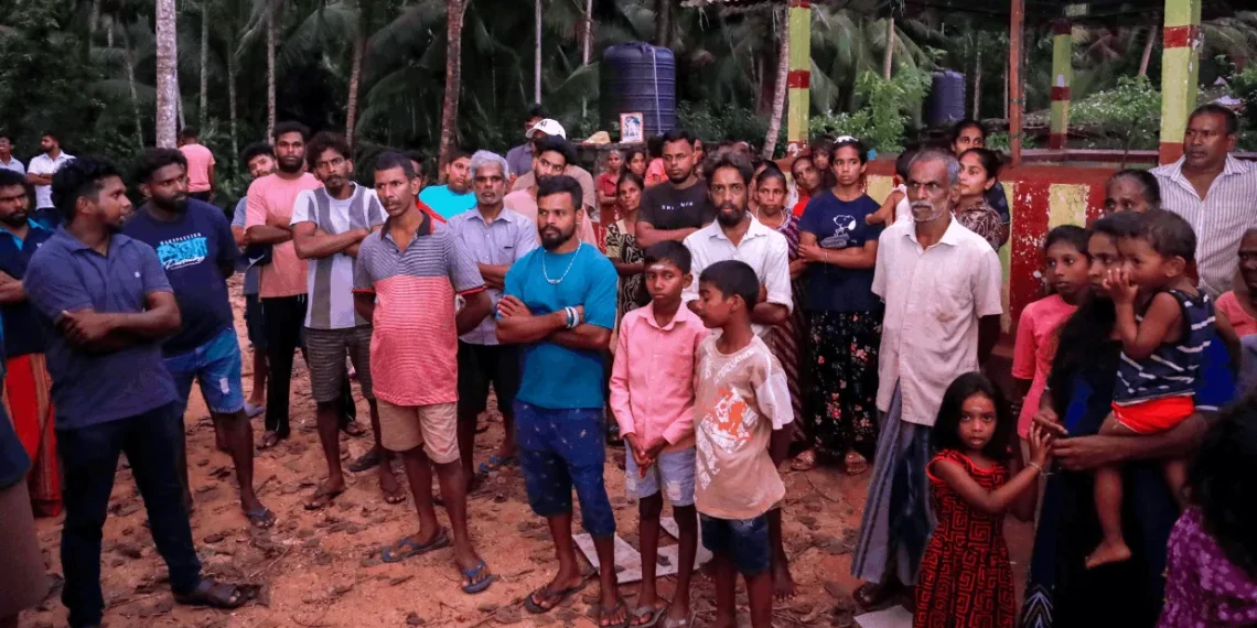 பெல்மதுளையில் பாரிய மரக்கிளை முறிந்து விழுந்து 6 லயன் அறைகள் சேதம்!