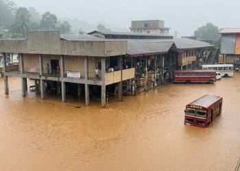  நீரில் மூழ்கியது நாவலப்பிட்டி பஸ் நிலையம்